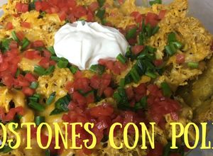 Una foto de Tostones con pollo