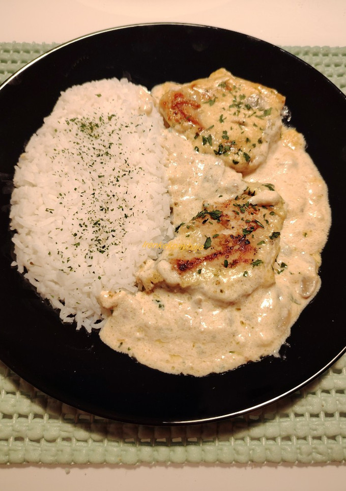 Borsos, fokhagymás csirkemell, gombás, sajtos szószban gluténmentesen recept fotója