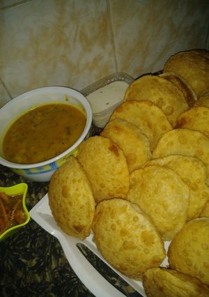 A picture of Daal kachori.
