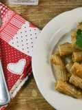 Pasta con cipollotti acciughe e briciole di taralli