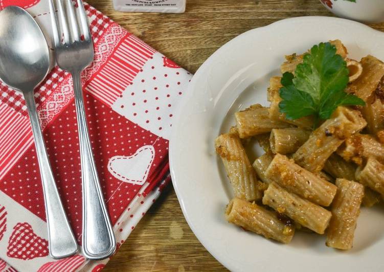 Pasta con cipollotti acciughe e briciole di taralli