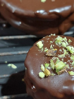Una foto de Alfajores de naranja y canela, rellenos de queso crema, dulce de leche y nueces picadas!