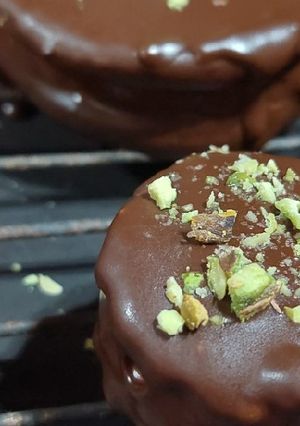 Una foto de Alfajores de naranja y canela, rellenos de queso crema, dulce de leche y nueces picadas!