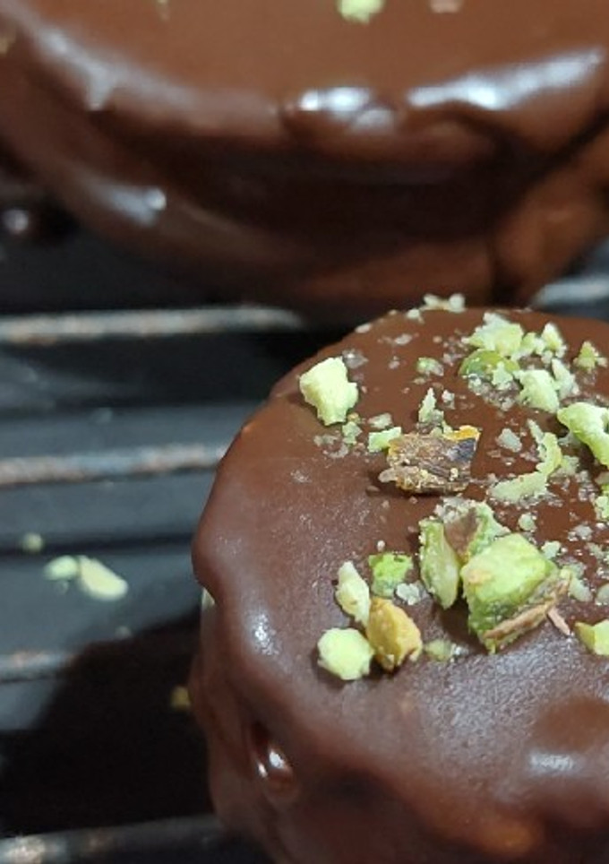 Una foto de Alfajores de naranja y canela, rellenos de queso crema, dulce de leche y nueces picadas!