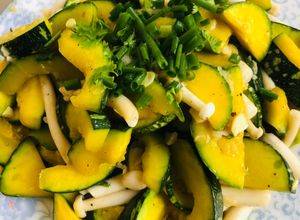 Hình của món Bí ngòi xào nấm (111kcal).