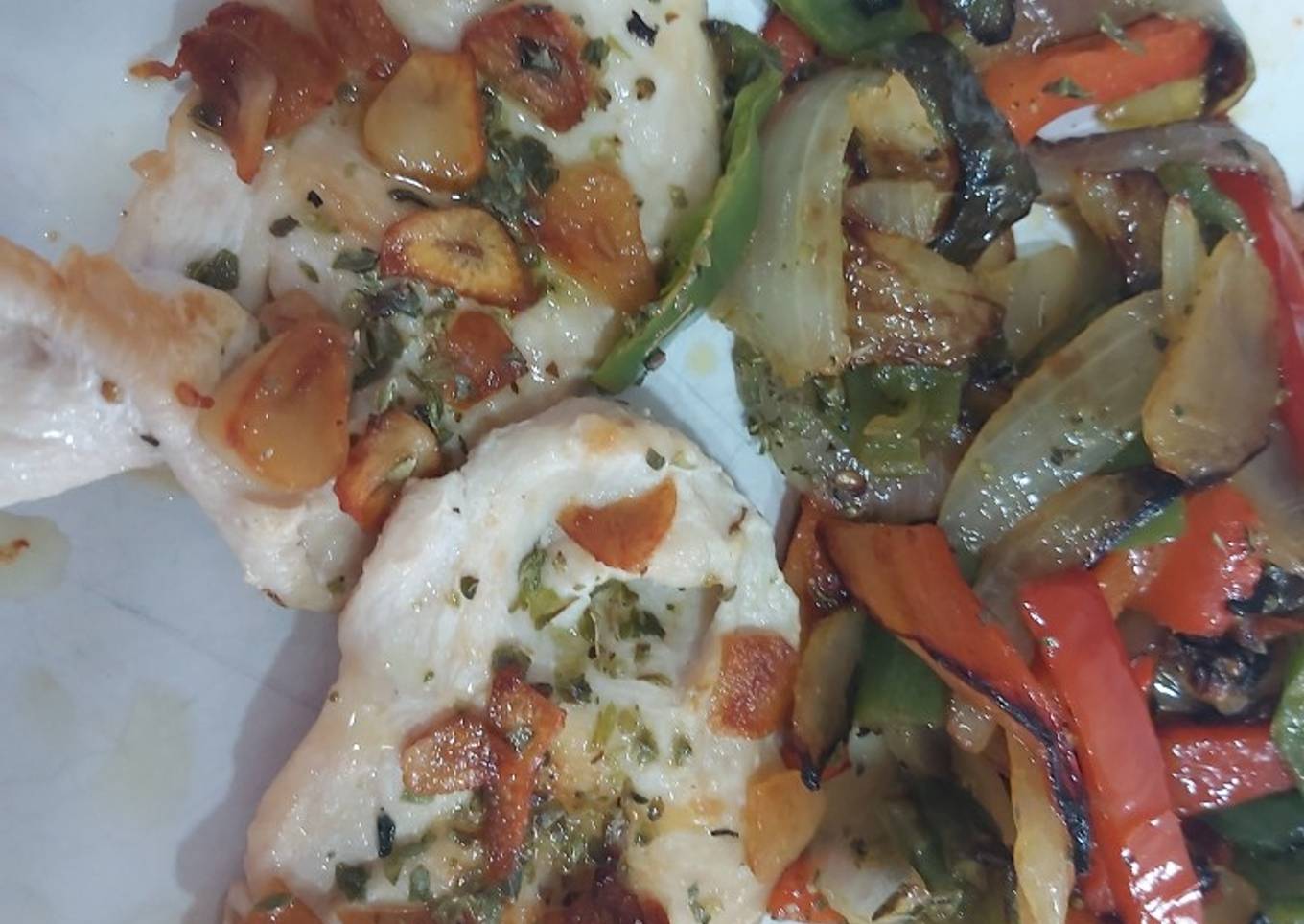 Filetes de pollo con verduras a la plancha al toque de orégano