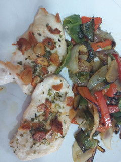 Una foto de Filetes de pollo con verduras a la plancha al toque de orégano