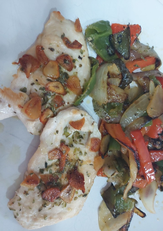 Una foto de Filetes de pollo con verduras a la plancha al toque de orégano