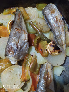Una foto de COLA DE PESCADILLA SOBRE CAMA DE VERDURAS (AL HORNO)