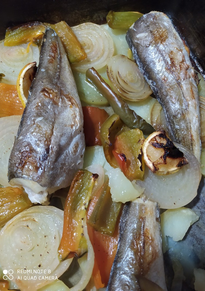 Una foto de COLA DE PESCADILLA SOBRE CAMA DE VERDURAS (AL HORNO)