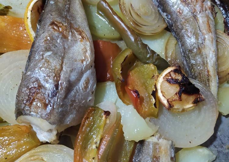 COLA DE PESCADILLA SOBRE CAMA DE VERDURAS (AL HORNO)