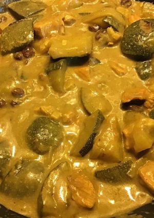 Une photo de Mijoté de dinde oignons curry gingembre raisins noix de cajou et courgettes