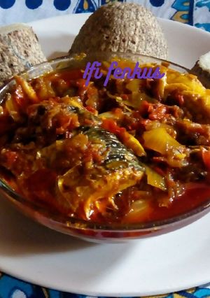 A picture of Boiled yam and pepper sauce.