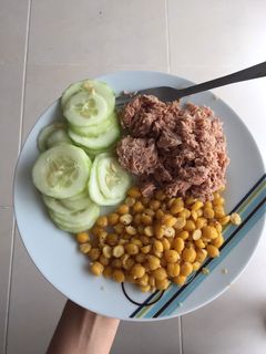 Una foto de Garbanzos y atún