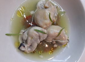 Foto di Ostriche con brodo di cetriolo carosello
