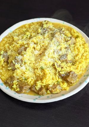 Una foto de Arroz con carne sin azafrán ✨ ¡en 3 pasos! ✨