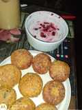 Albóndigas veganas de tempeh y aderezo de yogur vegano y granada