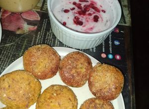 Una foto de Albóndigas veganas de tempeh y aderezo de yogur vegano y granada