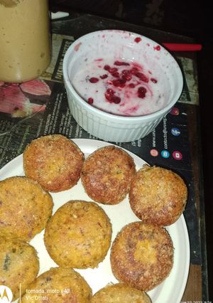 Una foto de Albóndigas veganas de tempeh y aderezo de yogur vegano y granada