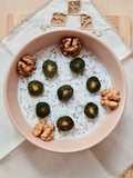 Un desayuno de avena remojada en yogur griego con kiwiños (kiwi-berry)