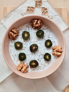 Una foto de Un desayuno de avena remojada en yogur griego con kiwiños (kiwi-berry)