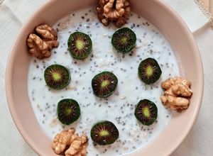 Una foto de Un desayuno de avena remojada en yogur griego con kiwiños (kiwi-berry)
