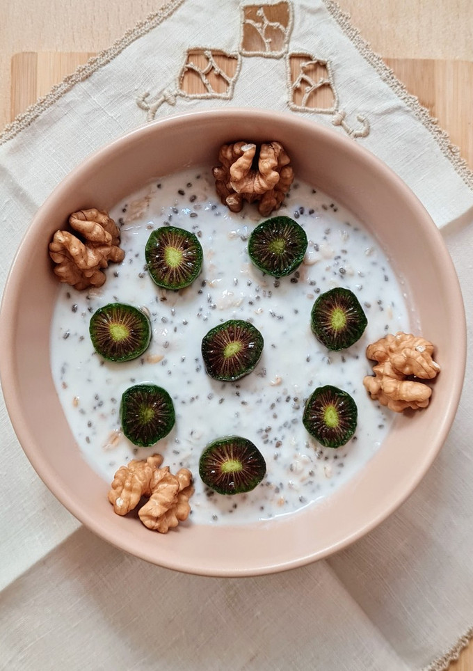 Una foto de Un desayuno de avena remojada en yogur griego con kiwiños (kiwi-berry)