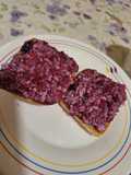 Tostadas de queso y frutos rojos