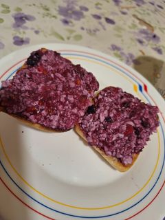 Una foto de Tostadas de queso y frutos rojos
