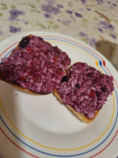 Una foto de Tostadas de queso y frutos rojos