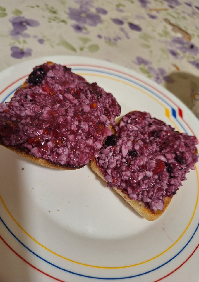 Una foto de Tostadas de queso y frutos rojos