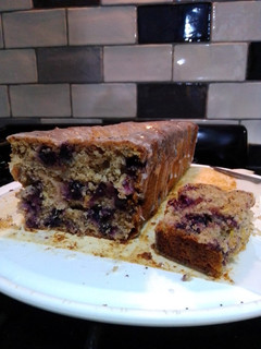 Una foto de Budín de Limón húmedo con Arándanos y Semillas de Amapola en LICUADORA de harina integral