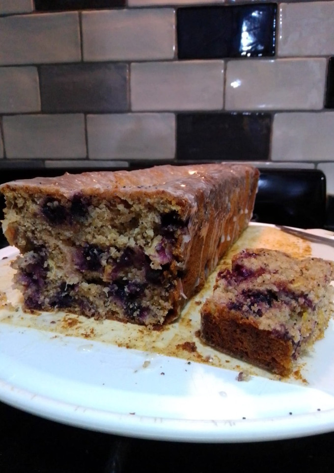 Una foto de Budín de Limón húmedo con Arándanos y Semillas de Amapola en LICUADORA de harina integral