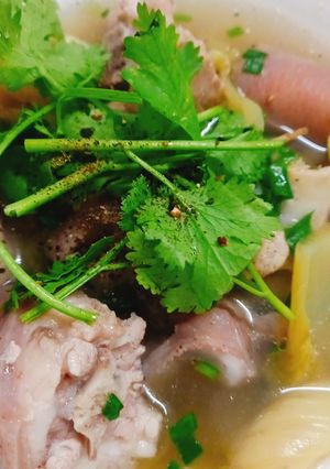 Hình của món Đuôi heo hầm dưa cải.