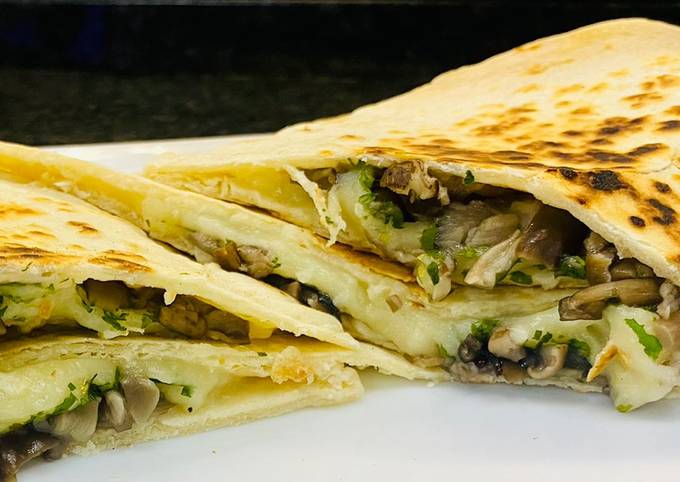 Ricetta Piadina con ripieno di formaggio vegano di Tamba Gabriela - Cookpad