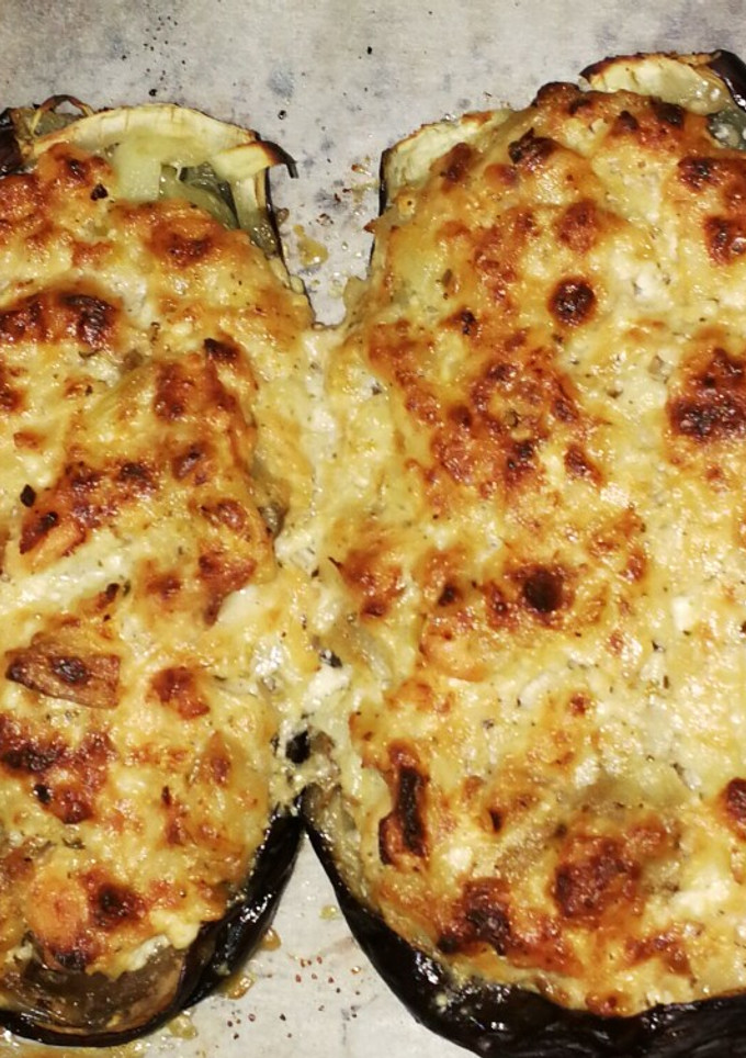 Una foto de Berenjenas rellenas de salmón y gambas