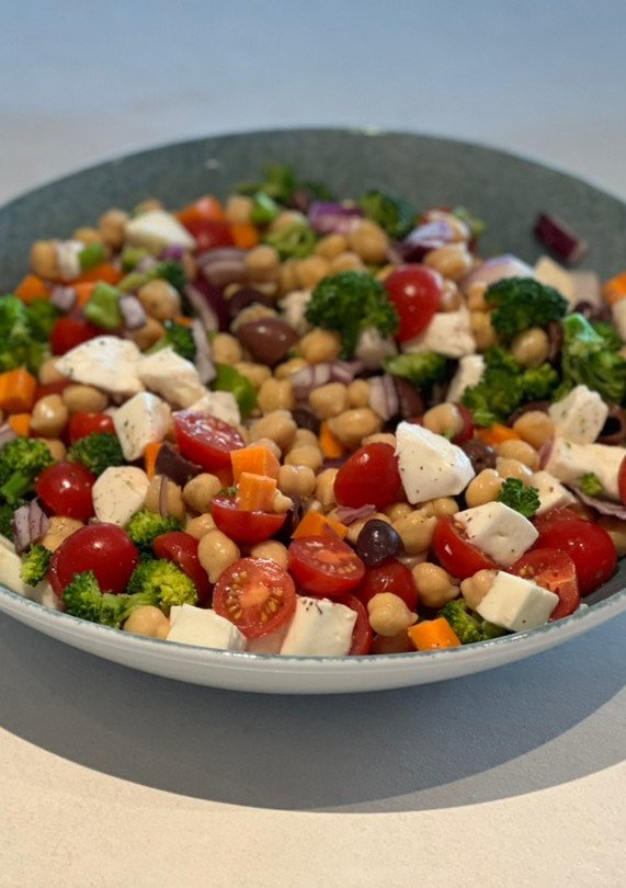 Una foto de Ensalada de garbanzos
