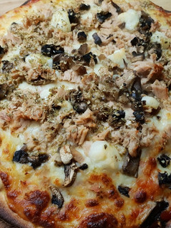 Una foto de Pizza sin gluten de atún, champiñones y queso de cabra