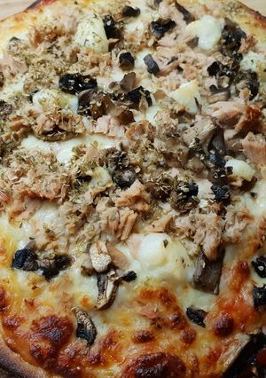 Foto principal de Pizza sin gluten de atún, champiñones y queso de cabra