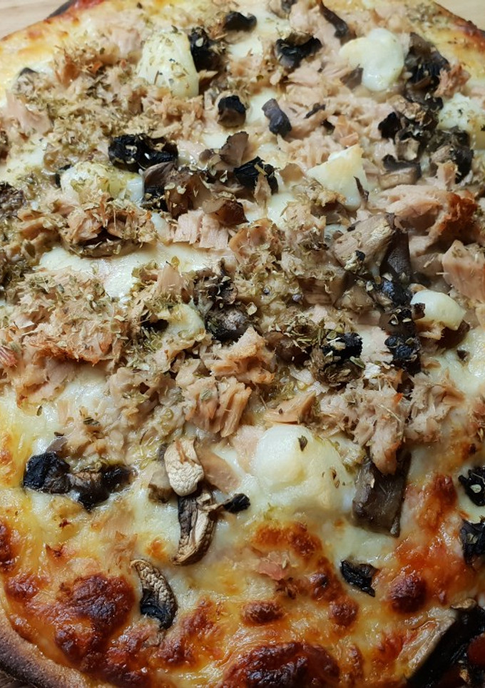Una foto de Pizza sin gluten de atún, champiñones y queso de cabra