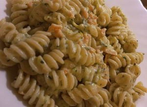 O poză a rețetei Fusilli cu praz, dovlecel și somon afumat.