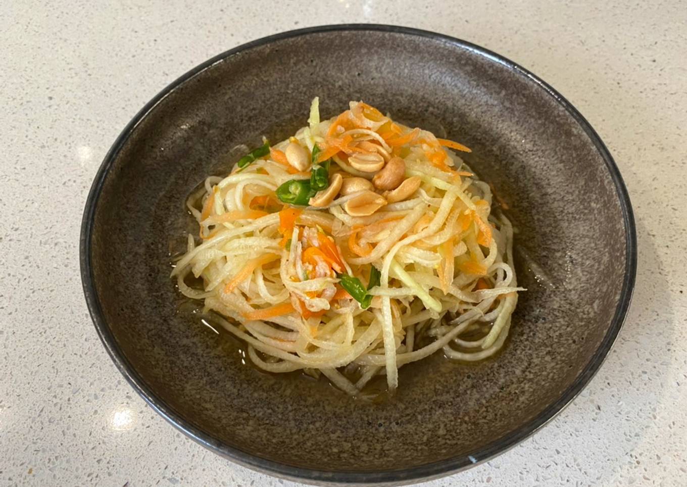 Som tum (Thai green papaya salad)