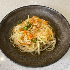 A picture of Som tum (Thai green papaya salad).
