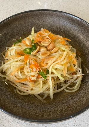 A picture of Som tum (Thai green papaya salad).