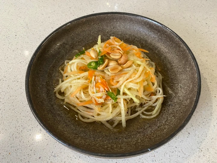 Easy Steps to Prepare Som tum (Thai green papaya salad) the Delicious Delicious