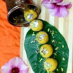 A picture of Besan Ladoo.