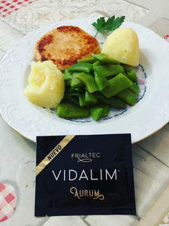 Una foto de Judía verde con patatas y hamburguesa de pollo a la plancha con aderezo VIDALIM