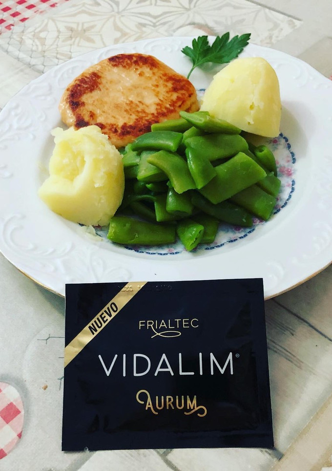 Una foto de Judía verde con patatas y hamburguesa de pollo a la plancha con aderezo VIDALIM