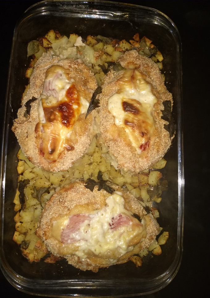Una foto de Pechugas rellenas jamón y queso de máquina+ salsa blanca 👌😋