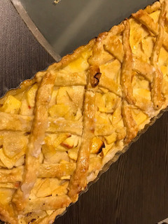 Una foto de Tarta de hojaldre con manzanas canela y frutas secas